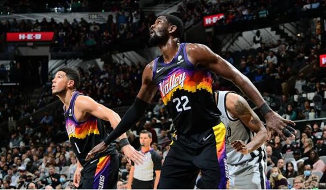  布克与艾顿空中连线频繁，太阳轻取马刺延续主场不败