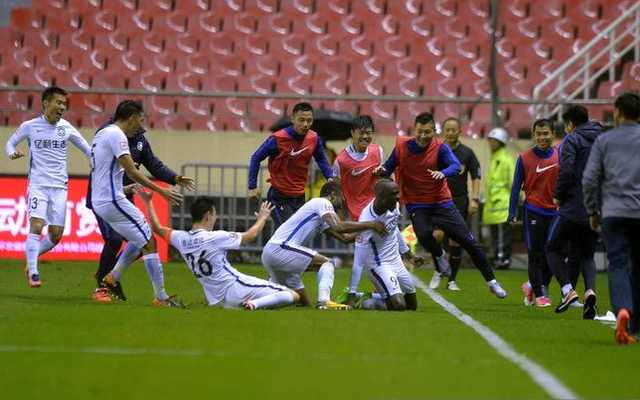  法兰克福客场逆袭成功上演保级关键战役